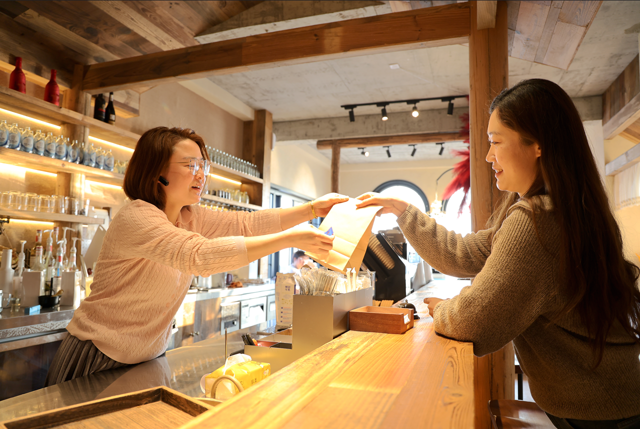 咖啡馆一景(彭红玲 摄)
