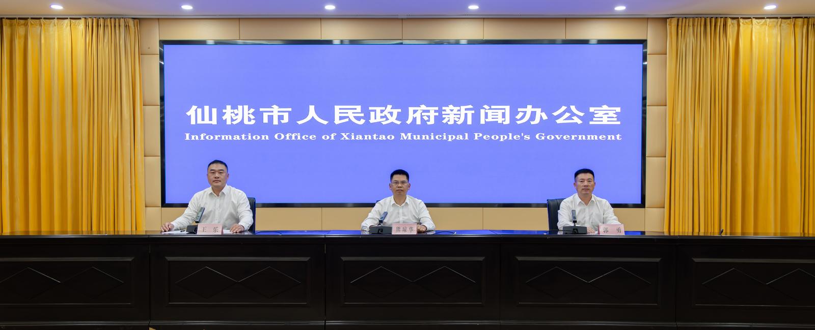 出席新闻发布会主席台的嘉宾(郑恒 摄)