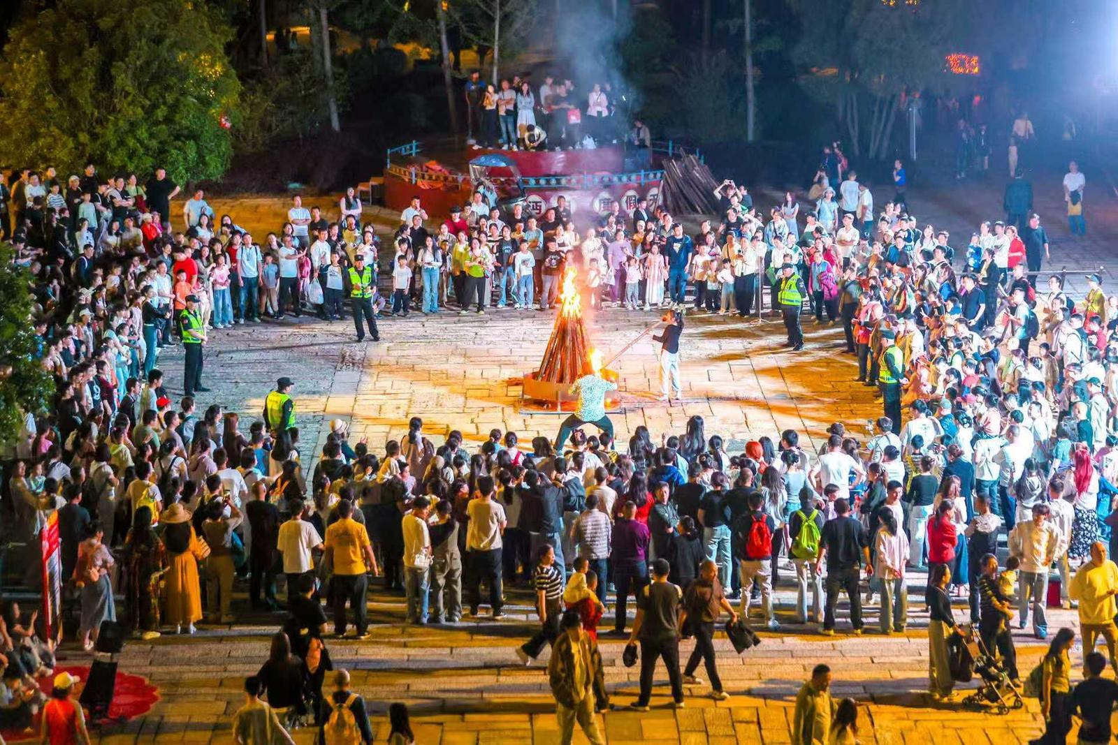 沔阳小镇篝火晚会热闹非凡(杨会 摄)