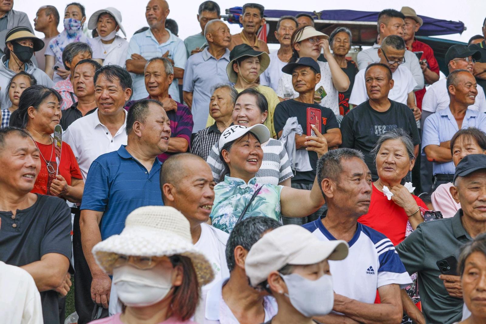市民和游客前来观赛(刘贤双 摄)